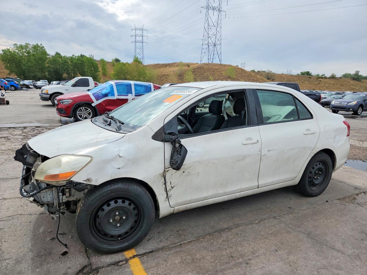2010 Toyota Yaris Base White vin: JTDBT4K35A1375022