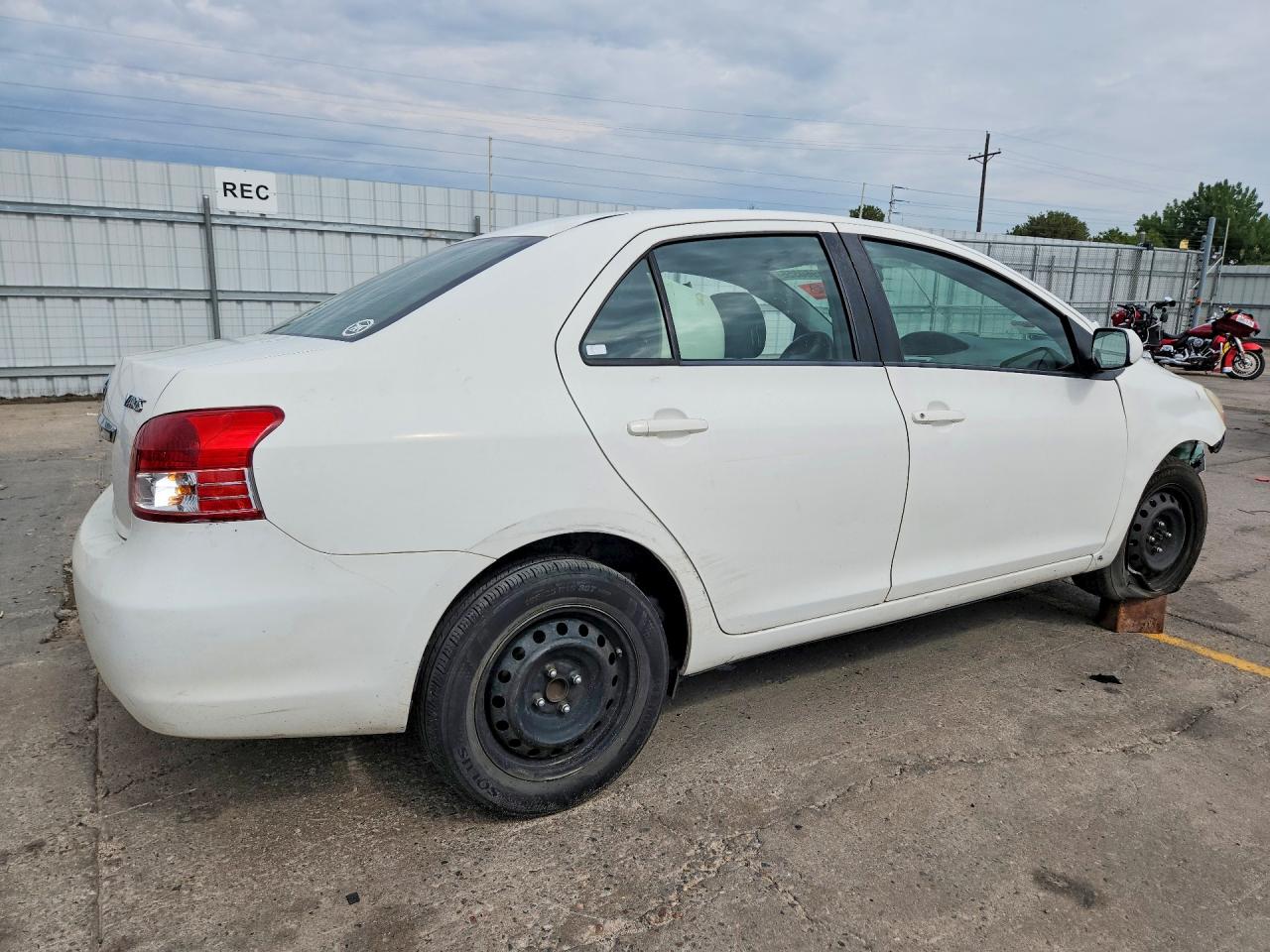 2010 Toyota Yaris Base Белый vin: JTDBT4K35A1375022