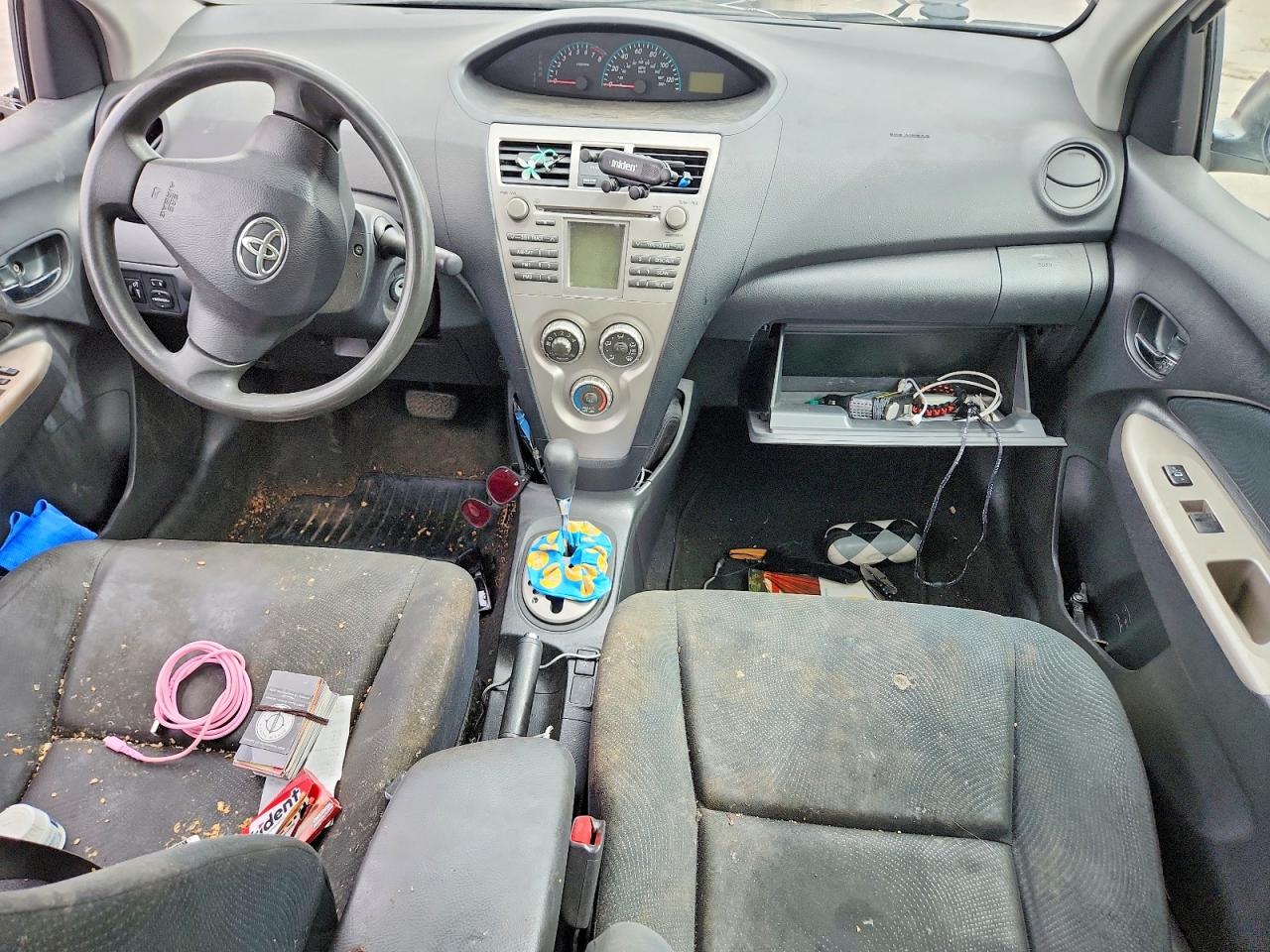 2010 Toyota Yaris Base Белый vin: JTDBT4K35A1375022