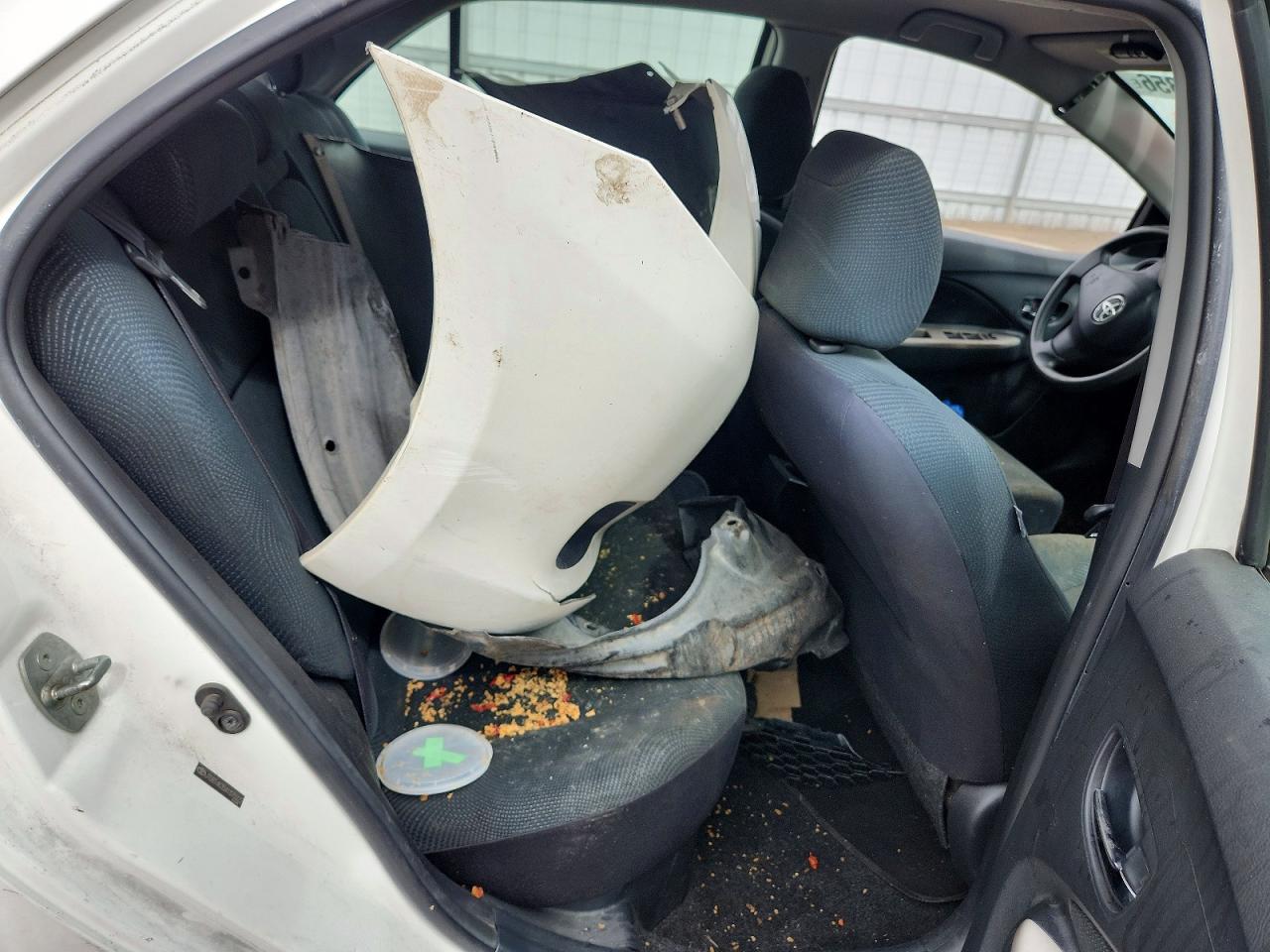 2010 Toyota Yaris Base Белый vin: JTDBT4K35A1375022