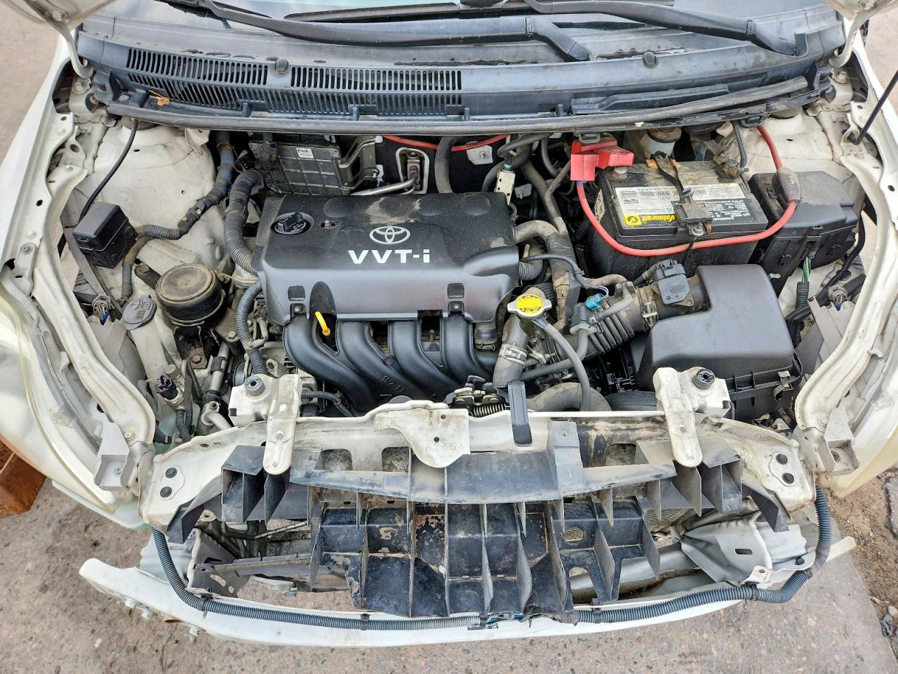 2010 Toyota Yaris Base Белый vin: JTDBT4K35A1375022