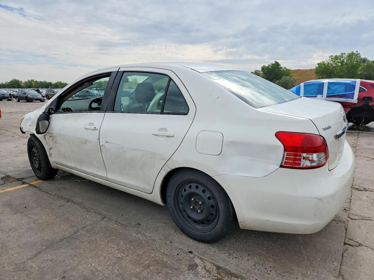 2010 Toyota Yaris Base Белый vin: JTDBT4K35A1375022