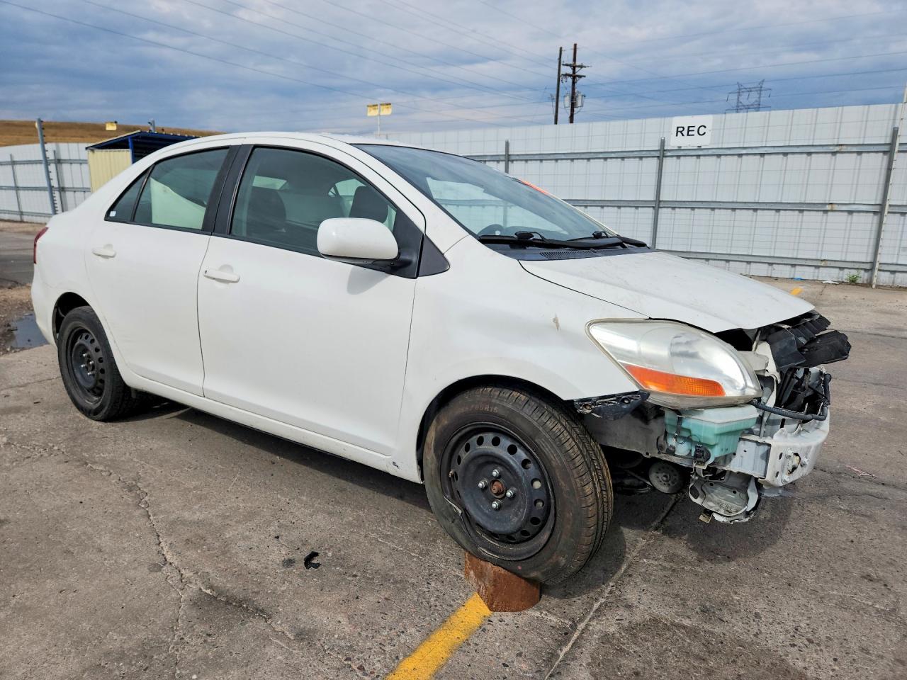 2010 Toyota Yaris Base Белый vin: JTDBT4K35A1375022