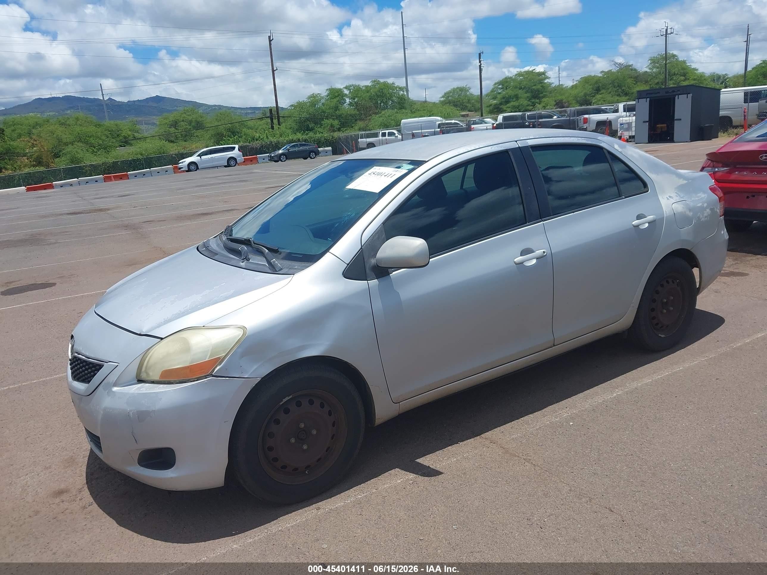 2011 Toyota Yaris   Silver vin: JTDBT4K35B4082897