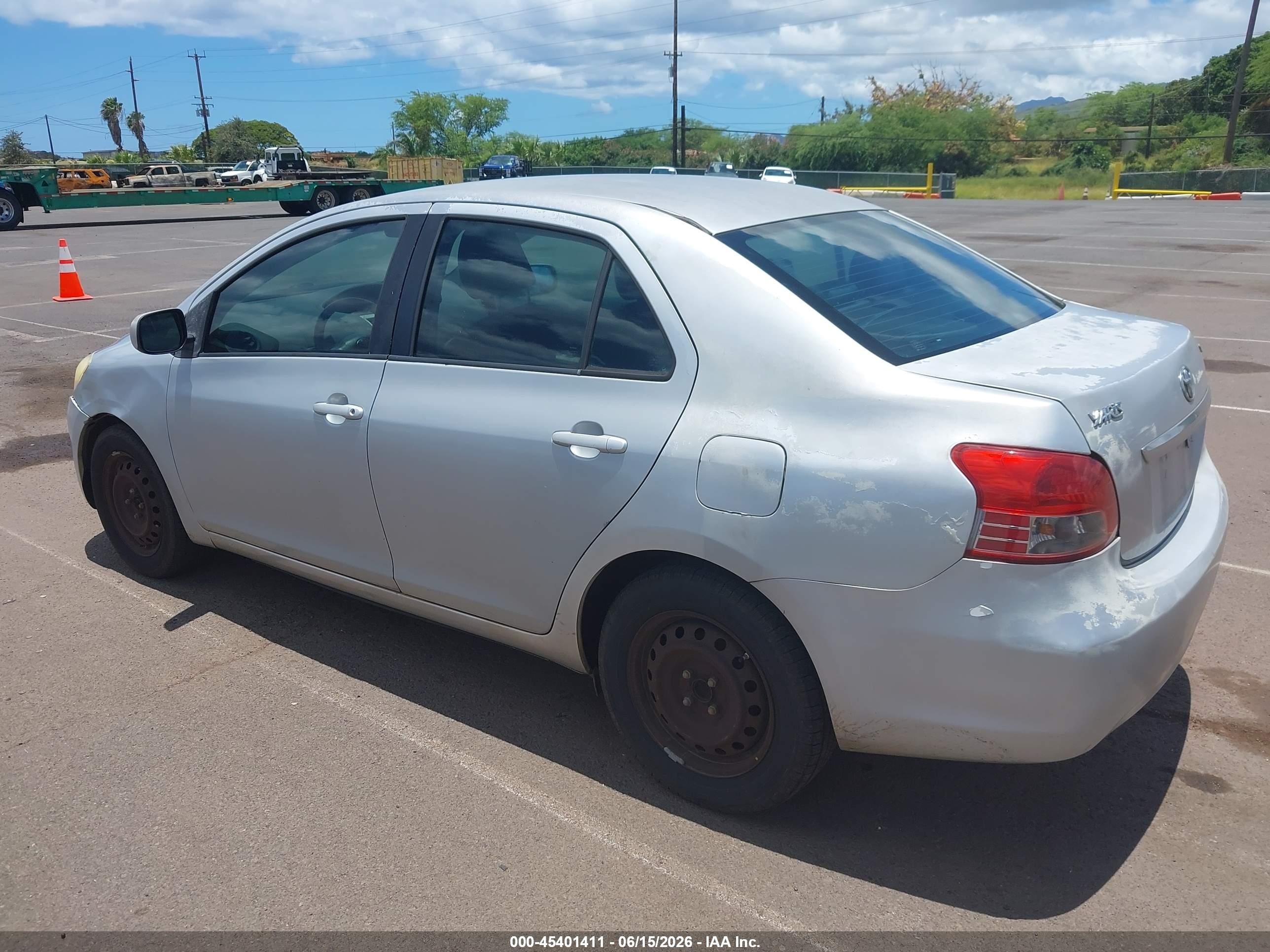 2011 Toyota Yaris   Silver vin: JTDBT4K35B4082897