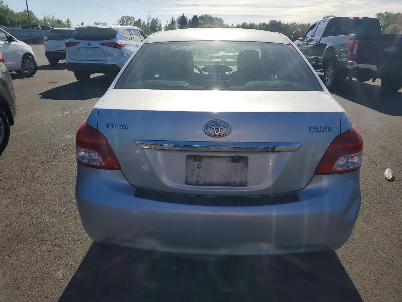 2010 Toyota Yaris Base Silver vin: JTDBT4K36A1360982