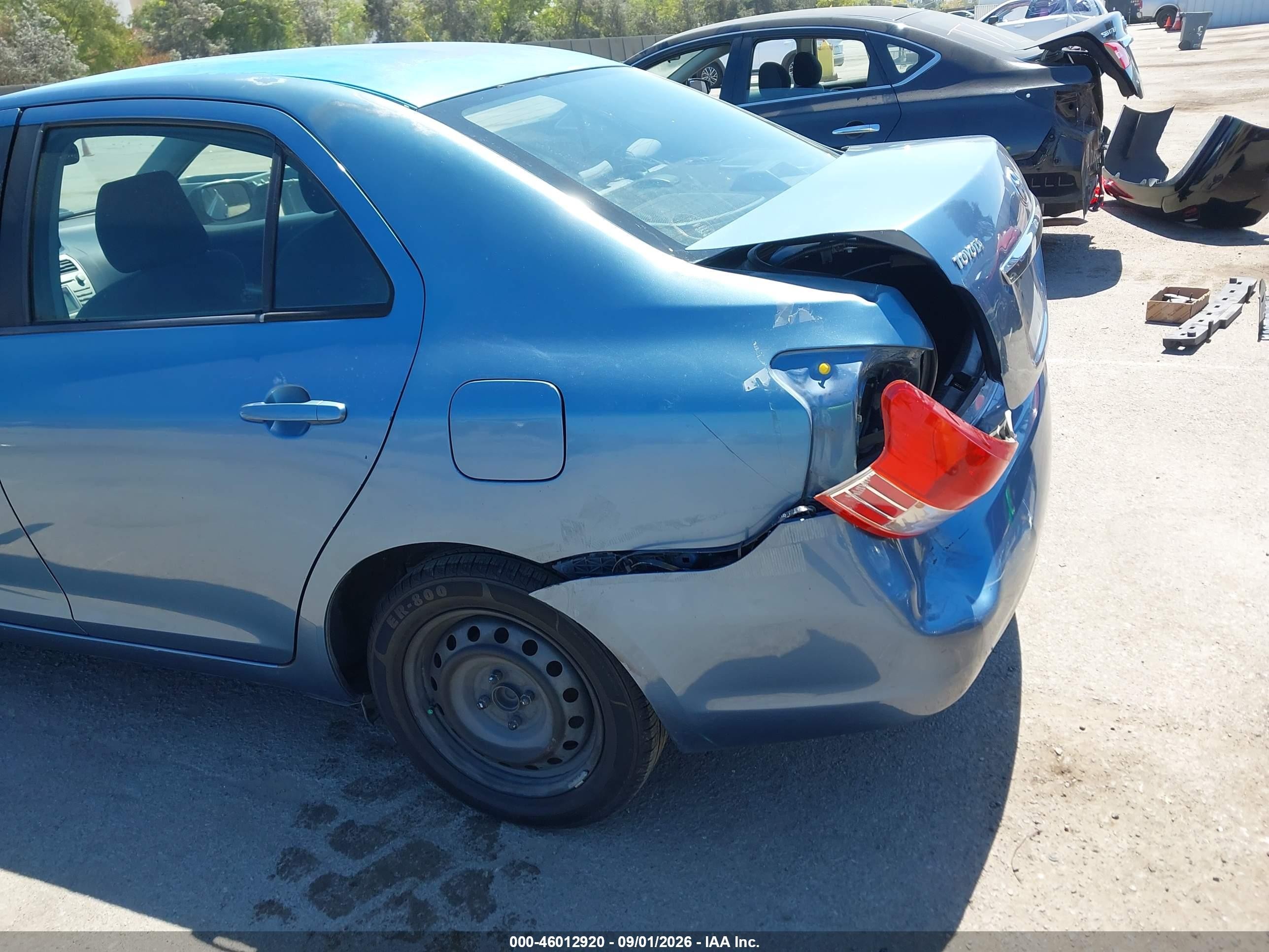 2010 Toyota Yaris   Синий vin: JTDBT4K36A1389186