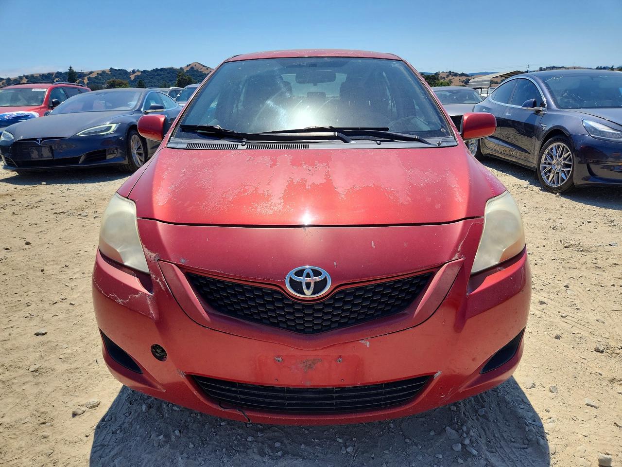 2011 Toyota Yaris Base Red vin: JTDBT4K36B1400558