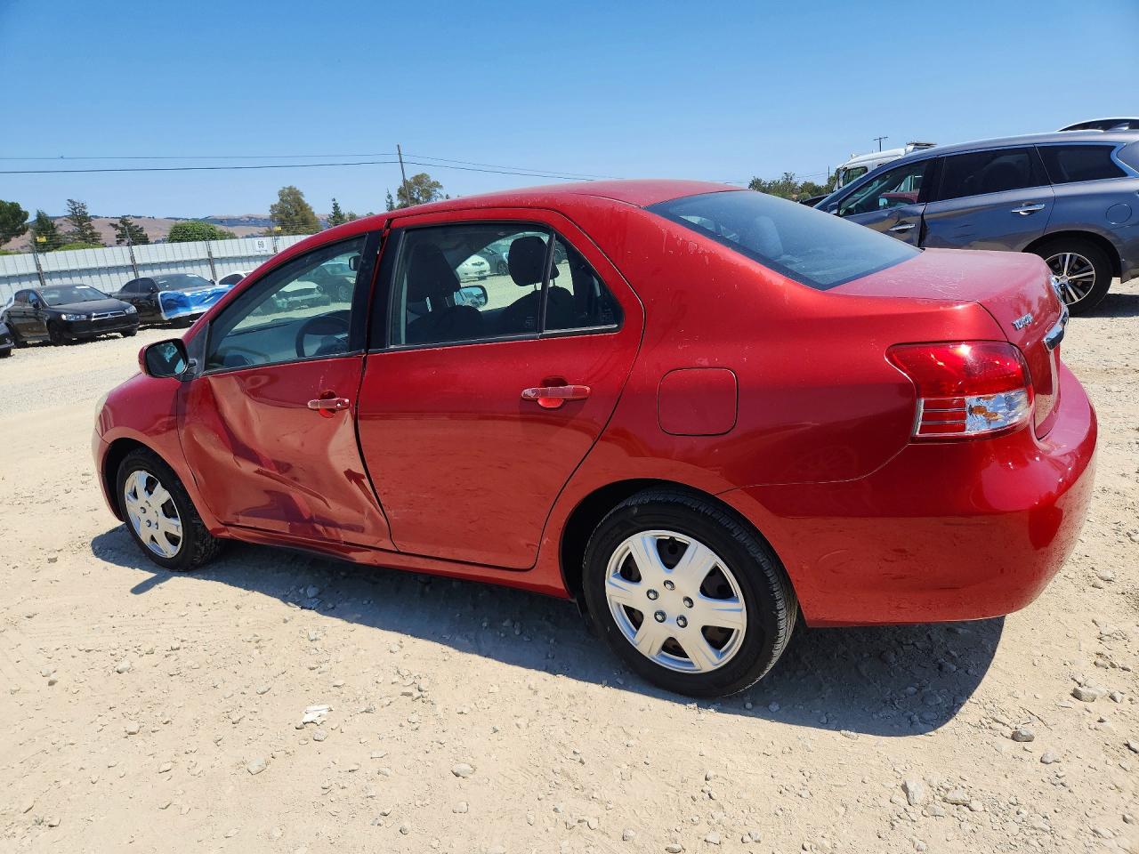 2011 Toyota Yaris Base Red vin: JTDBT4K36B1400558