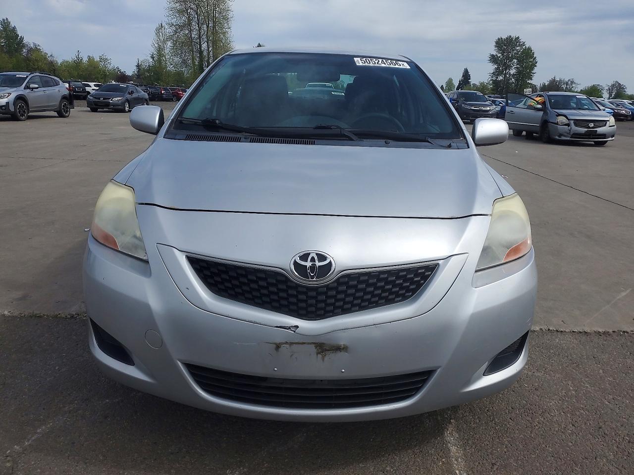 2011 Toyota Yaris Base Silver vin: JTDBT4K36B1407591