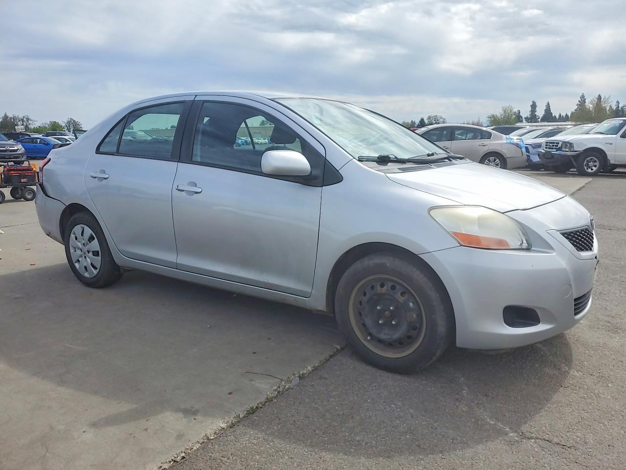 2011 Toyota Yaris Base Silver vin: JTDBT4K36B1407591