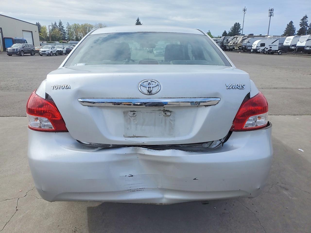 2011 Toyota Yaris Base Silver vin: JTDBT4K36B1407591