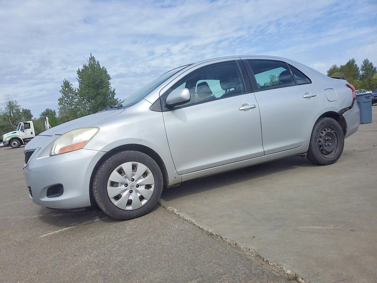 2011 Toyota Yaris Base Серебряный vin: JTDBT4K36B1407591