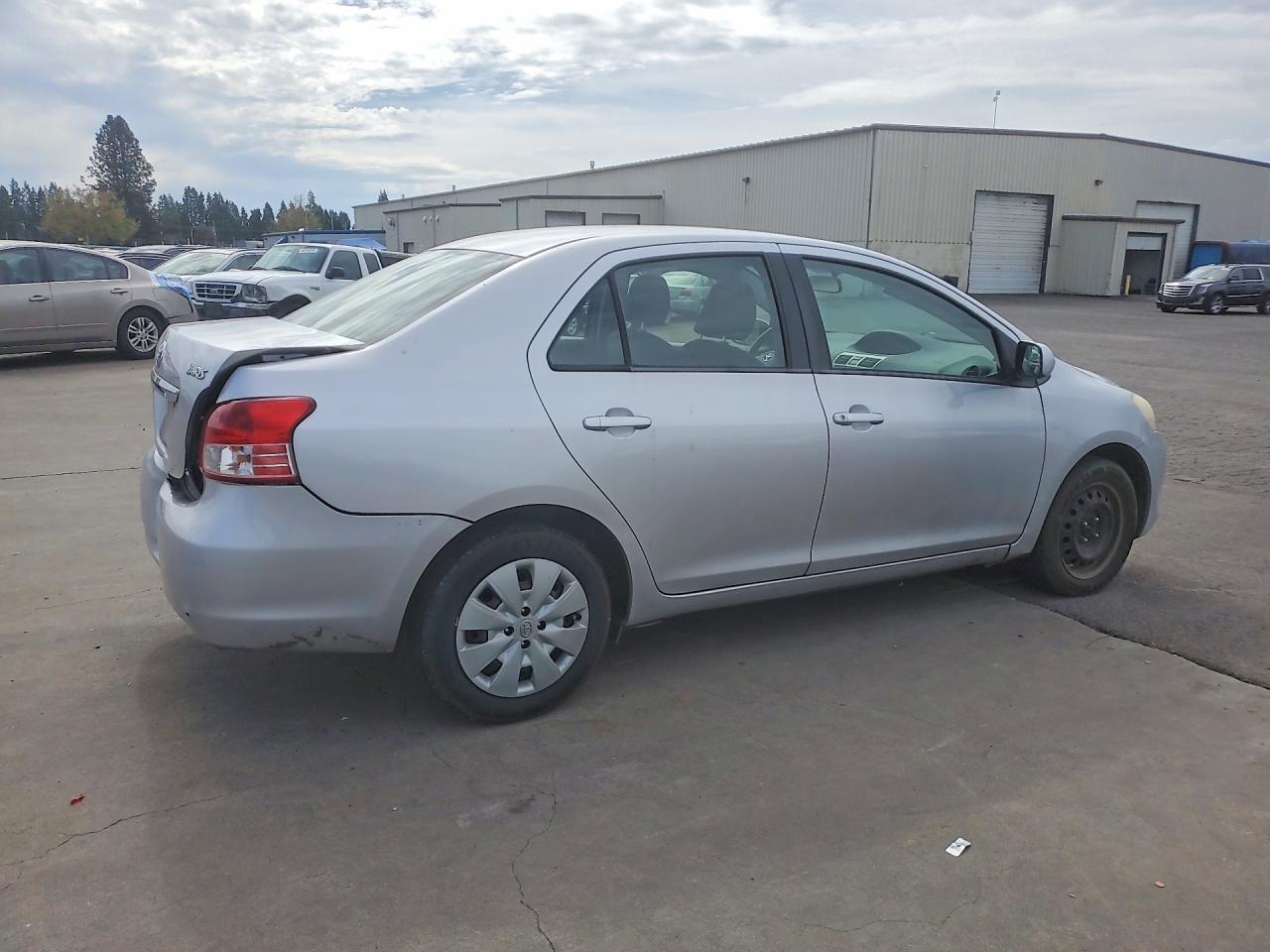 2011 Toyota Yaris Base Silver vin: JTDBT4K36B1407591