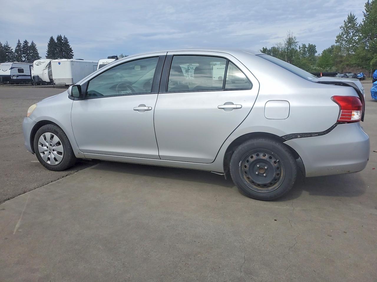 2011 Toyota Yaris Base Silver vin: JTDBT4K36B1407591