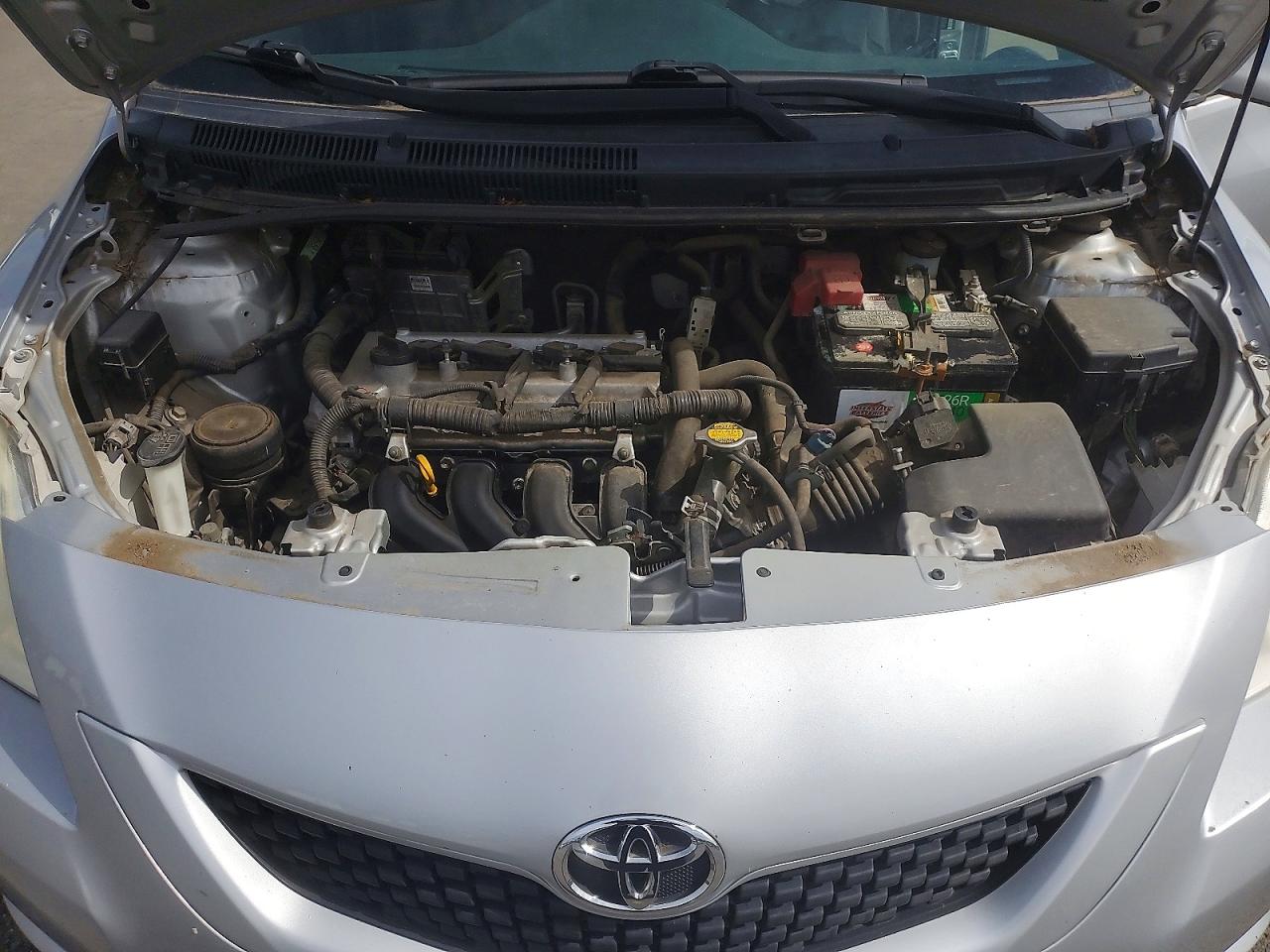 2011 Toyota Yaris Base Silver vin: JTDBT4K36B1407591
