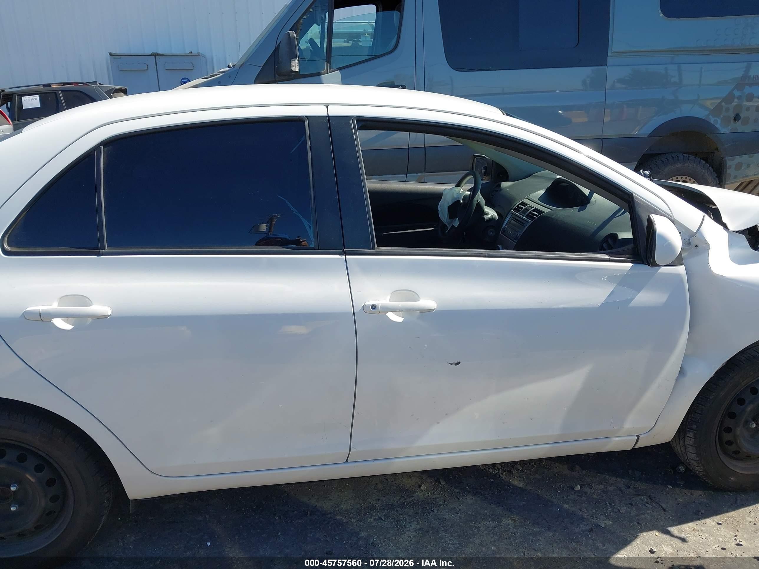 2012 Toyota Yaris   Белый vin: JTDBT4K36CL020254