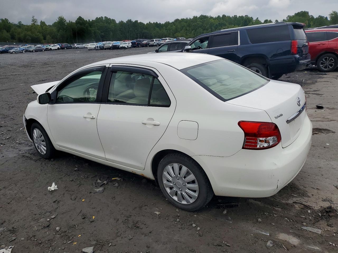 2010 Toyota Yaris Base White vin: JTDBT4K37A1353975