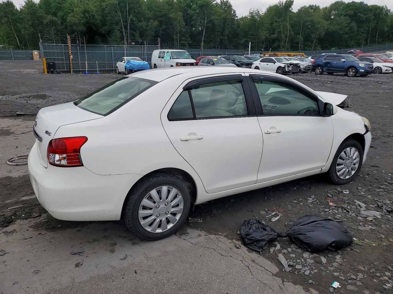 2010 Toyota Yaris Base White vin: JTDBT4K37A1353975