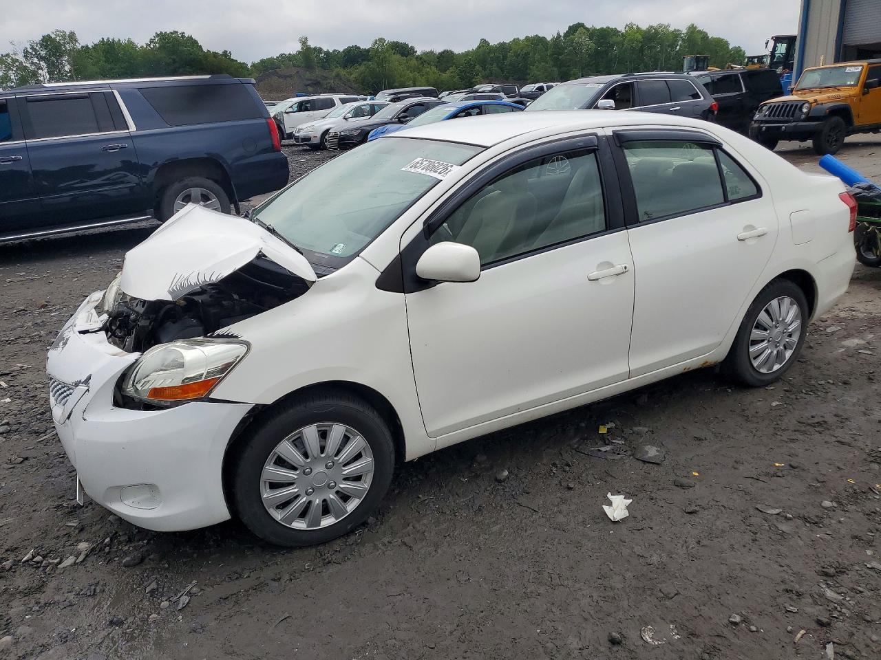 2010 Toyota Yaris Base White vin: JTDBT4K37A1353975