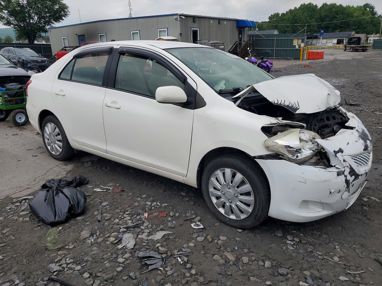 2010 Toyota Yaris Base White vin: JTDBT4K37A1353975