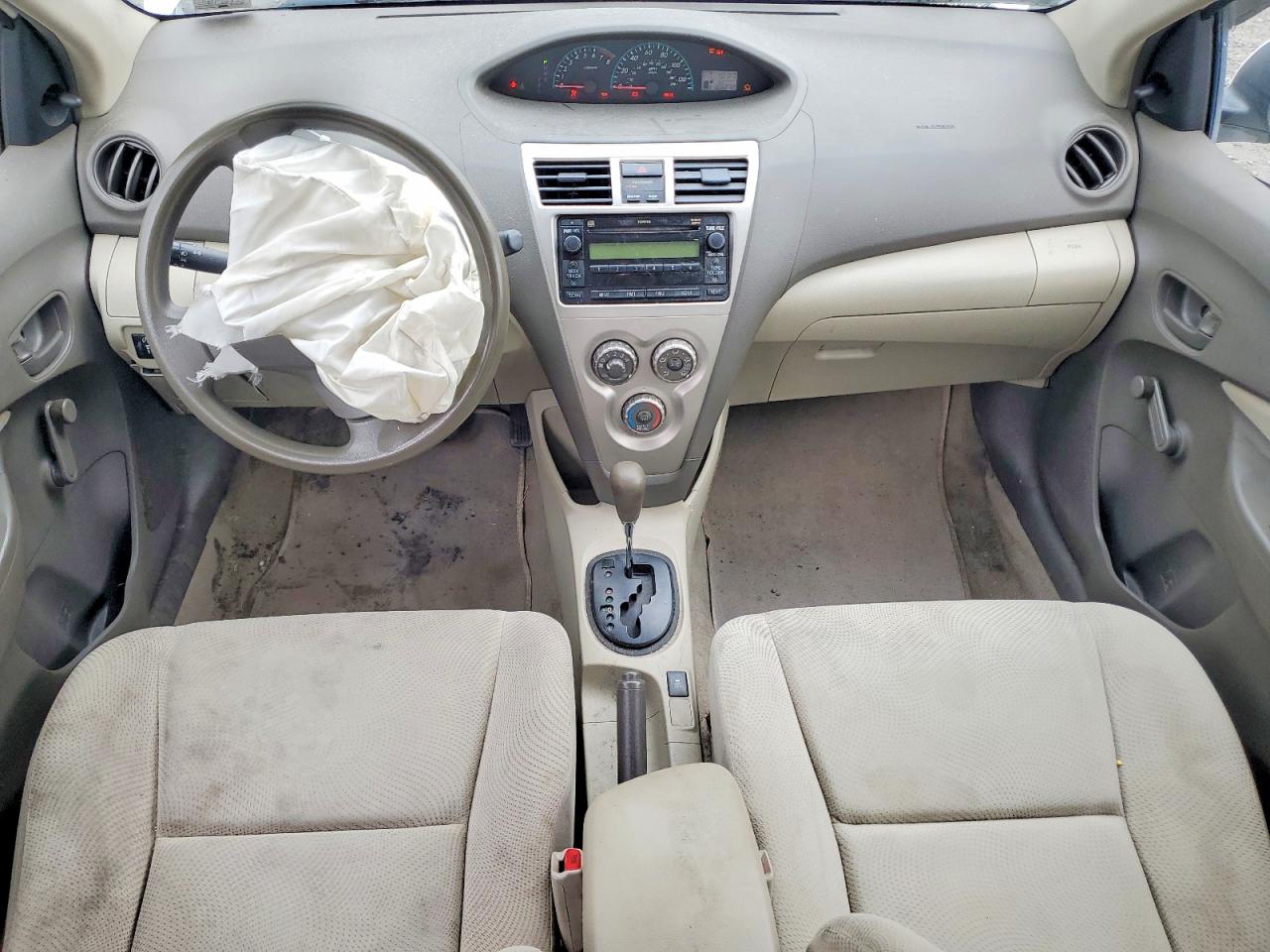 2010 Toyota Yaris Base White vin: JTDBT4K37A1353975