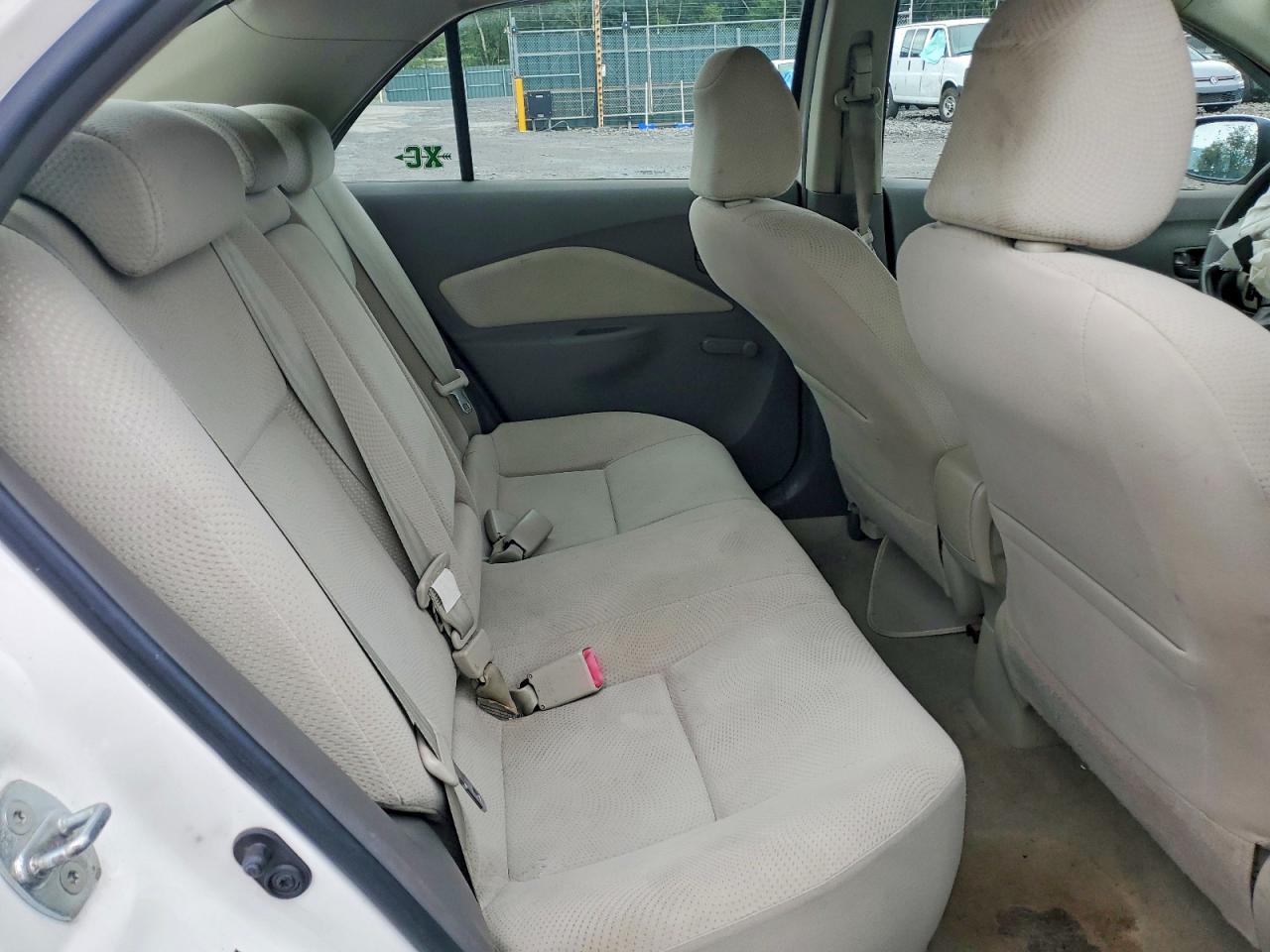2010 Toyota Yaris Base White vin: JTDBT4K37A1353975
