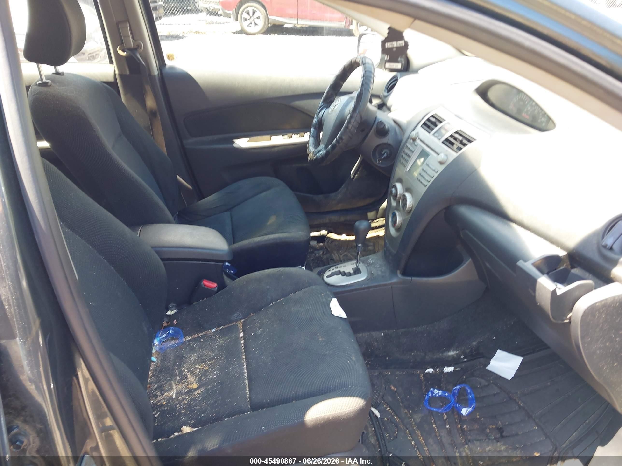 2010 Toyota Yaris   Серый vin: JTDBT4K37A1359419