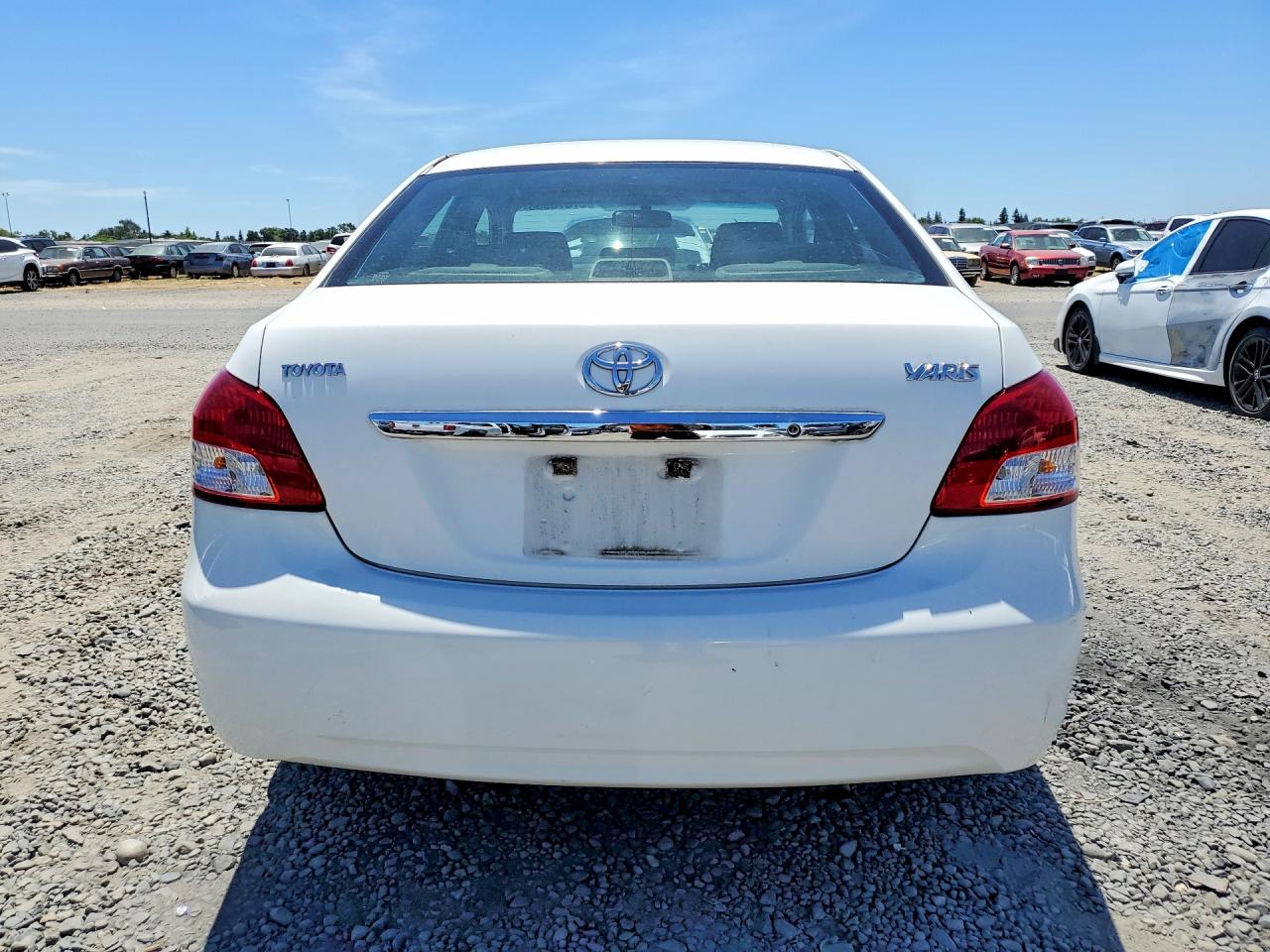 2010 Toyota Yaris Base Белый vin: JTDBT4K37A1364829
