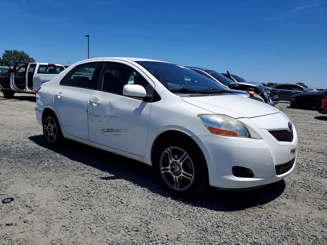 2010 Toyota Yaris Base Белый vin: JTDBT4K37A1364829