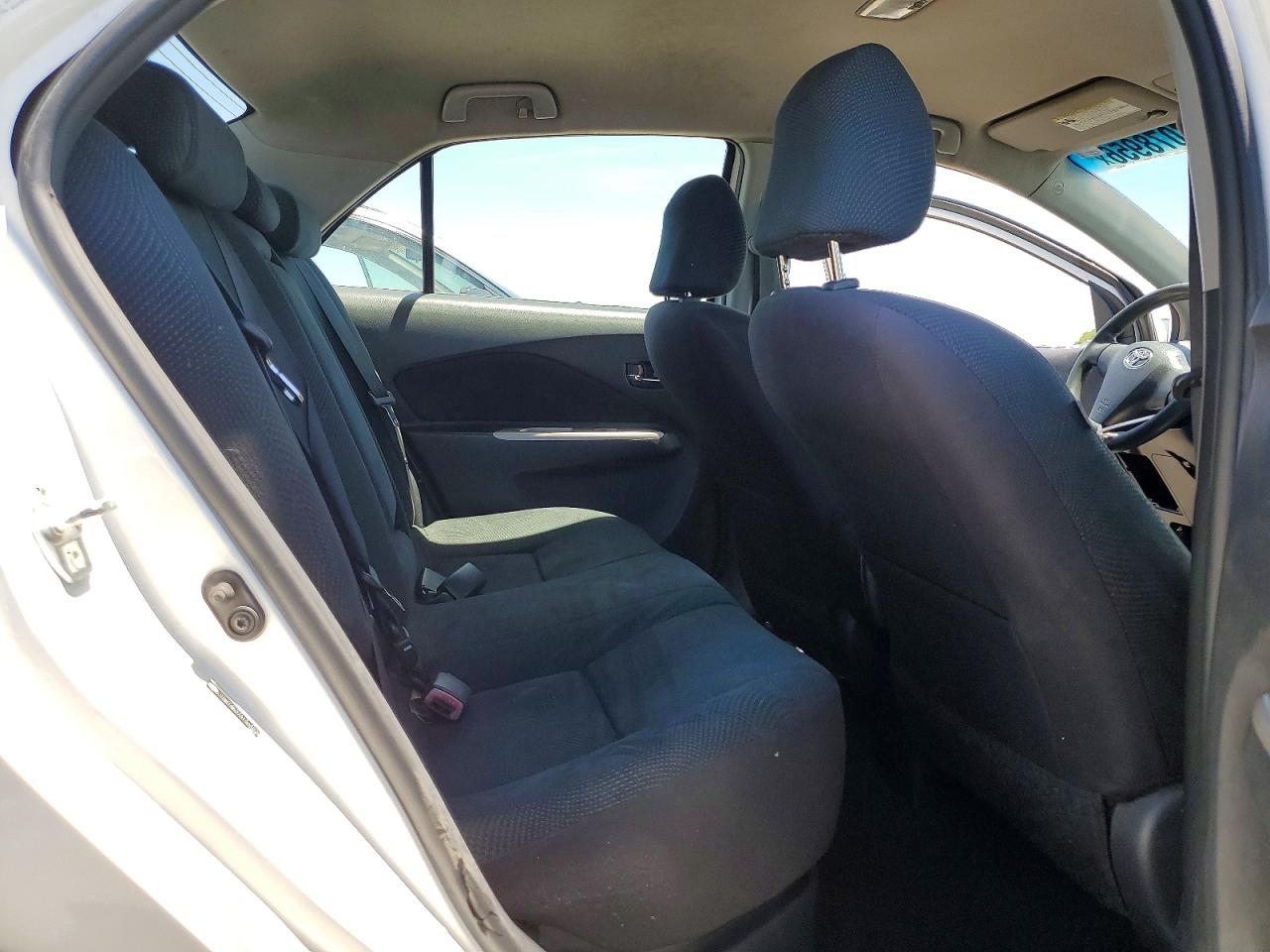 2010 Toyota Yaris Base Белый vin: JTDBT4K37A1364829