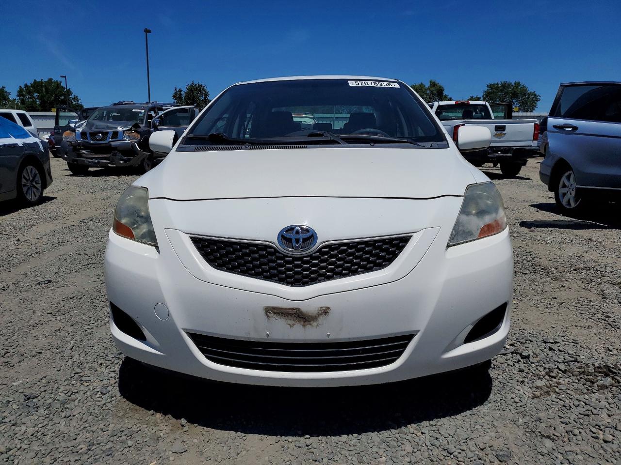 2010 Toyota Yaris Base Белый vin: JTDBT4K37A1364829