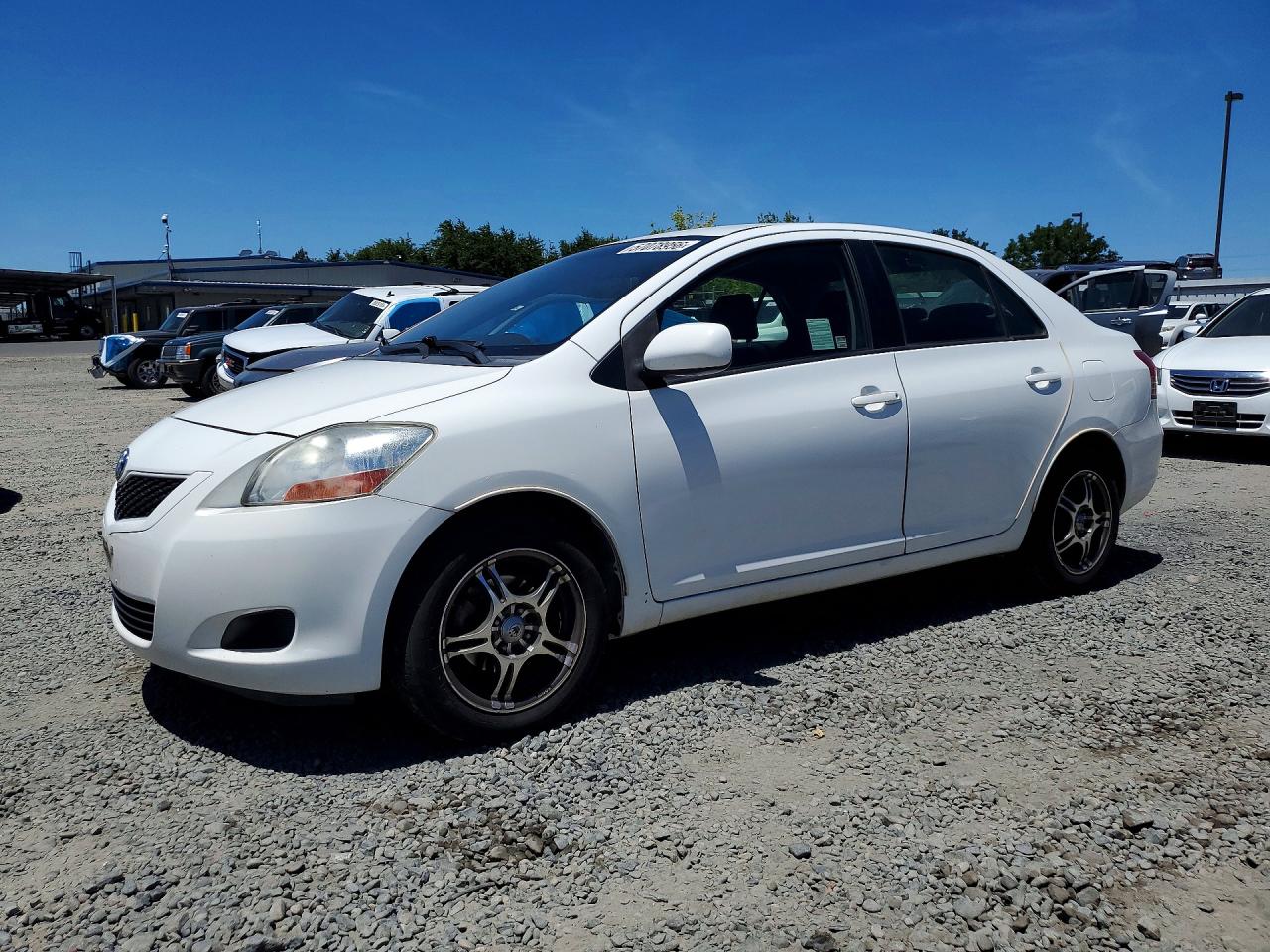 2010 Toyota Yaris Base White vin: JTDBT4K37A1364829
