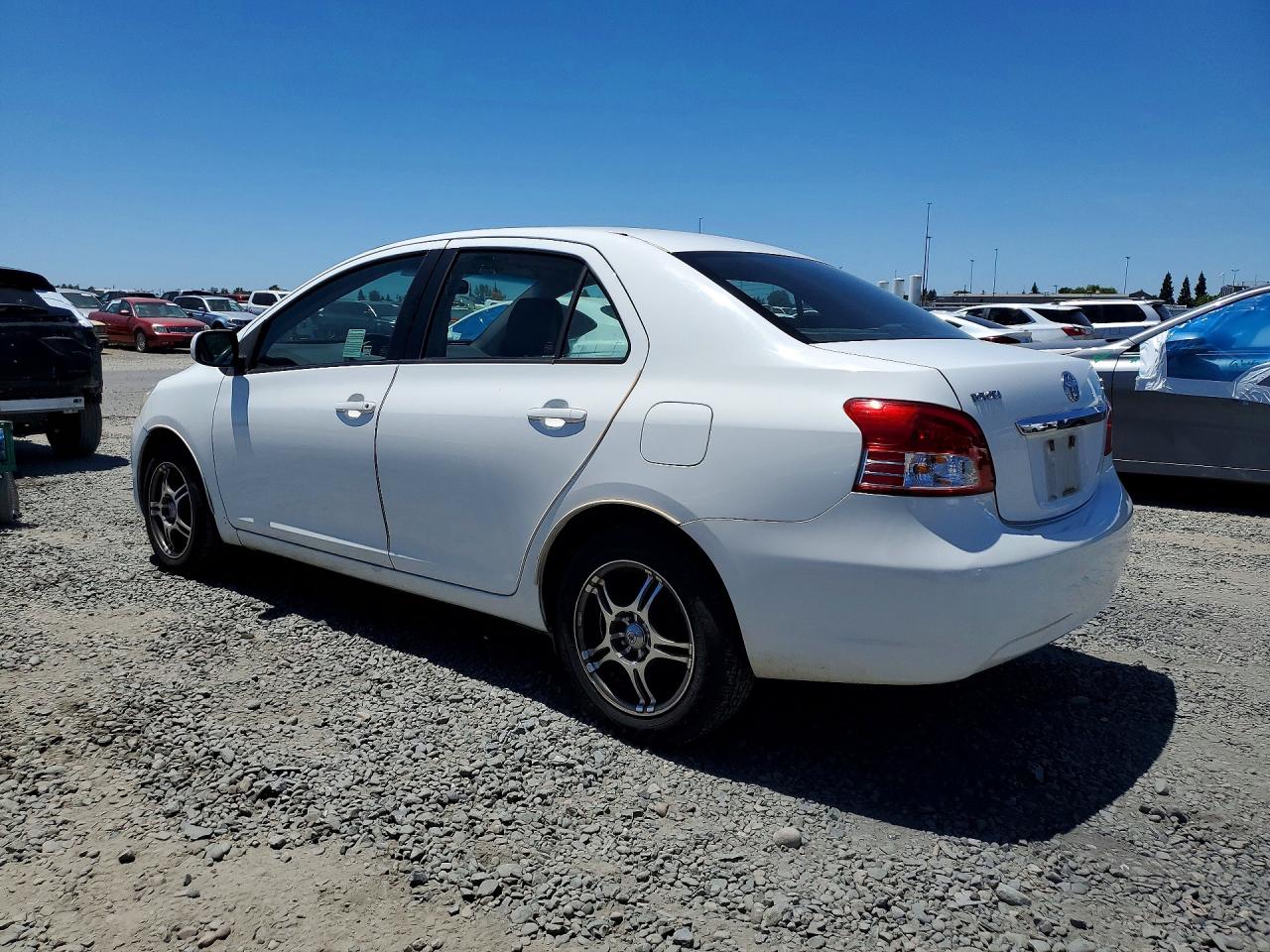 2010 Toyota Yaris Base Белый vin: JTDBT4K37A1364829
