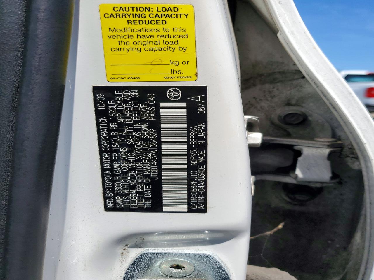 2010 Toyota Yaris Base Белый vin: JTDBT4K37A1364829