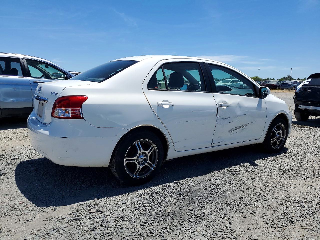 2010 Toyota Yaris Base Белый vin: JTDBT4K37A1364829