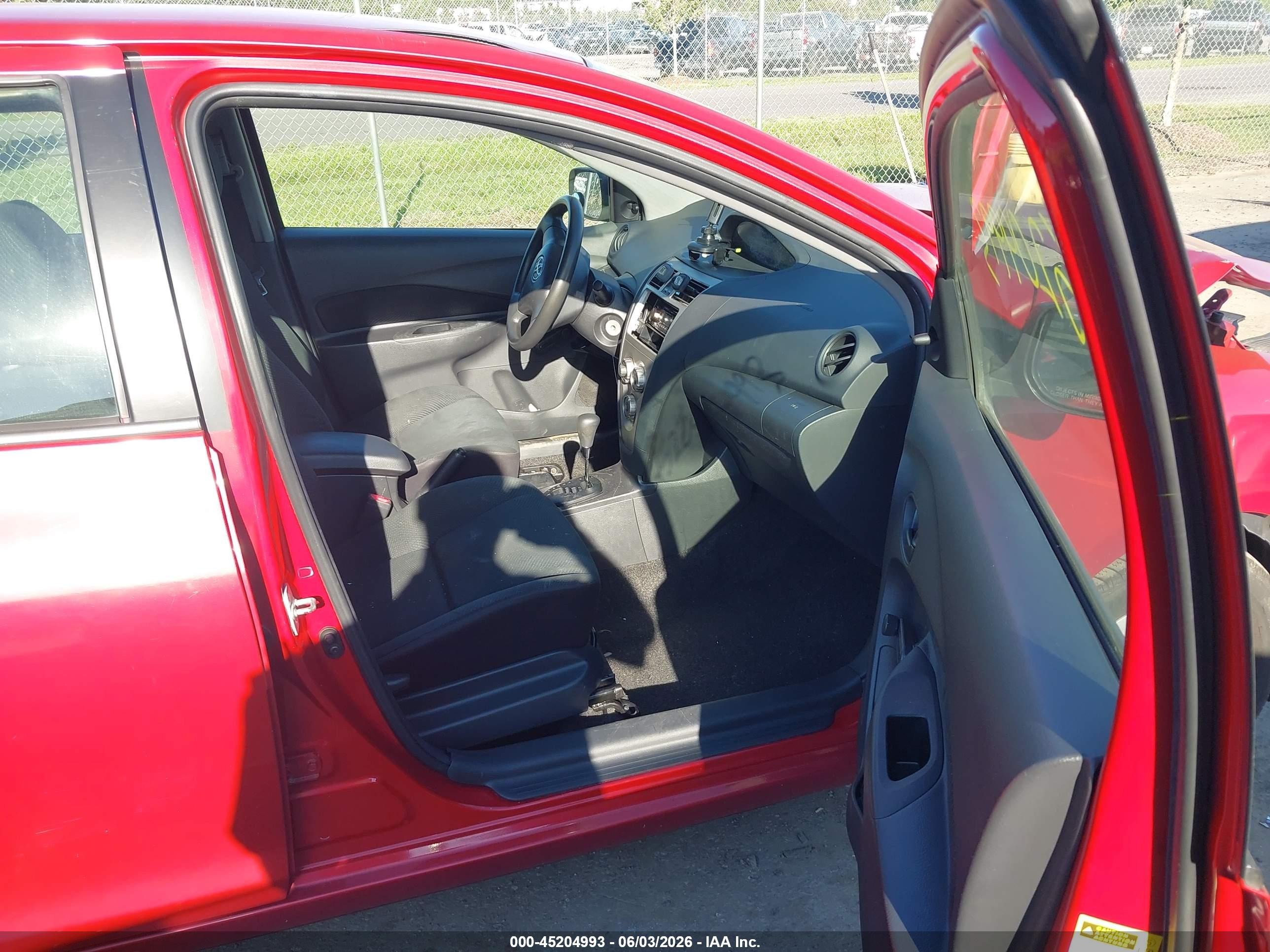 2010 Toyota Yaris   Red vin: JTDBT4K37A4063783