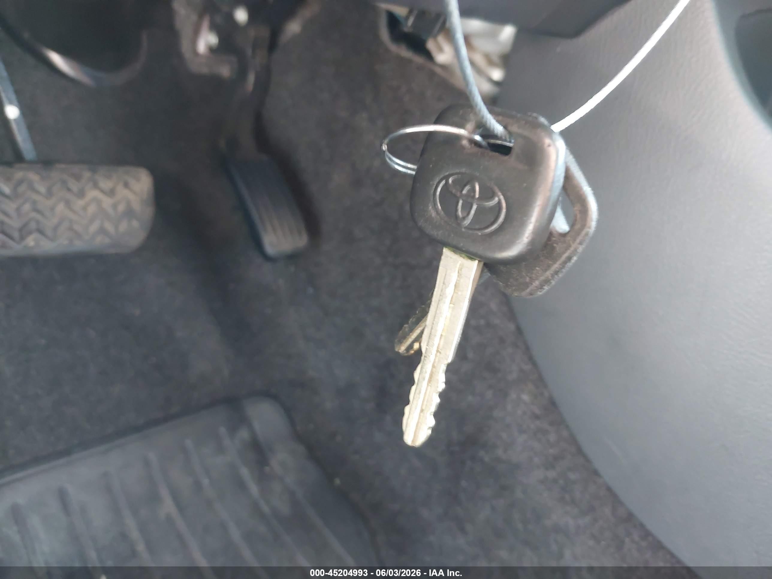2010 Toyota Yaris   Red vin: JTDBT4K37A4063783