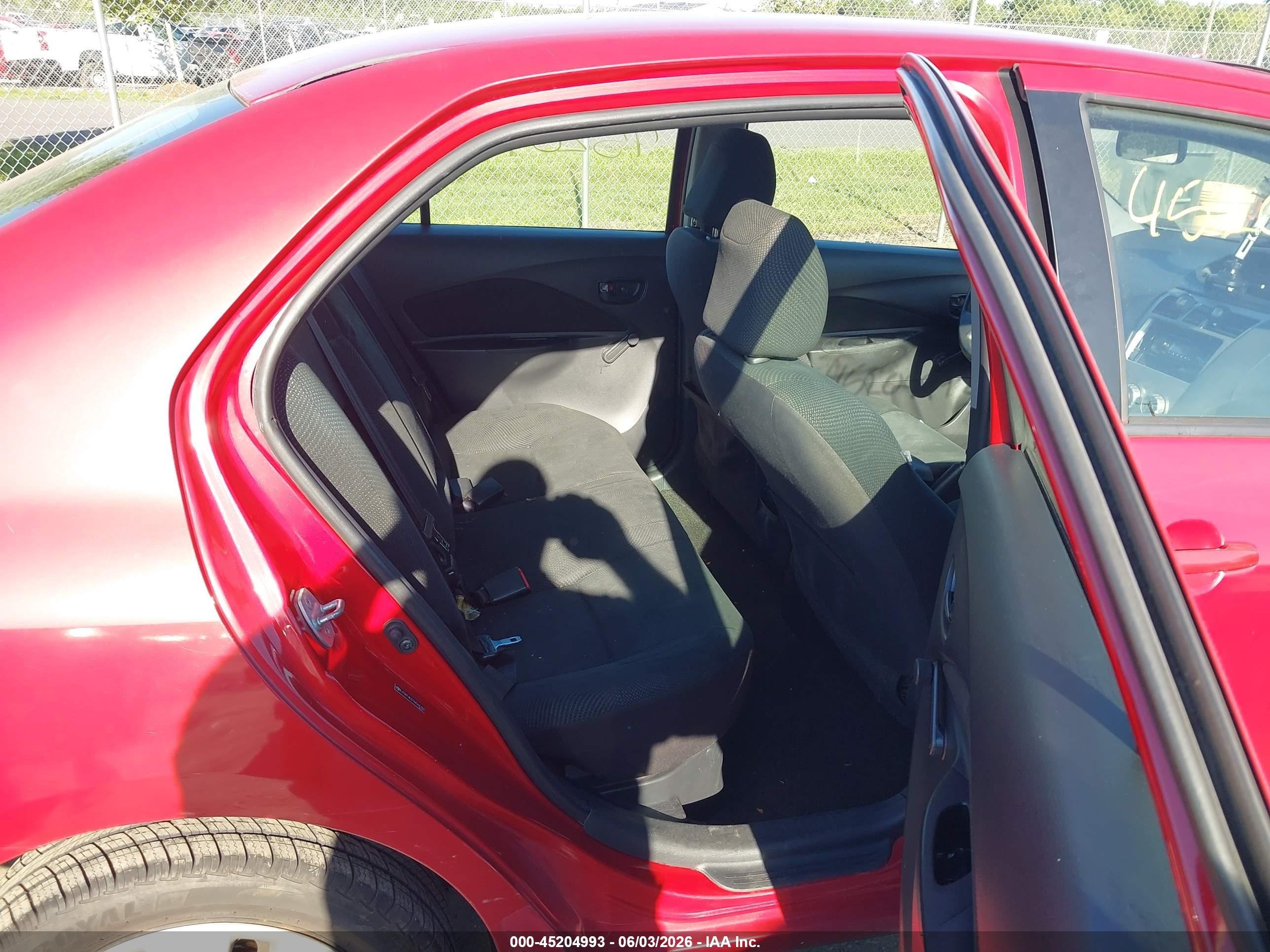 2010 Toyota Yaris   Red vin: JTDBT4K37A4063783
