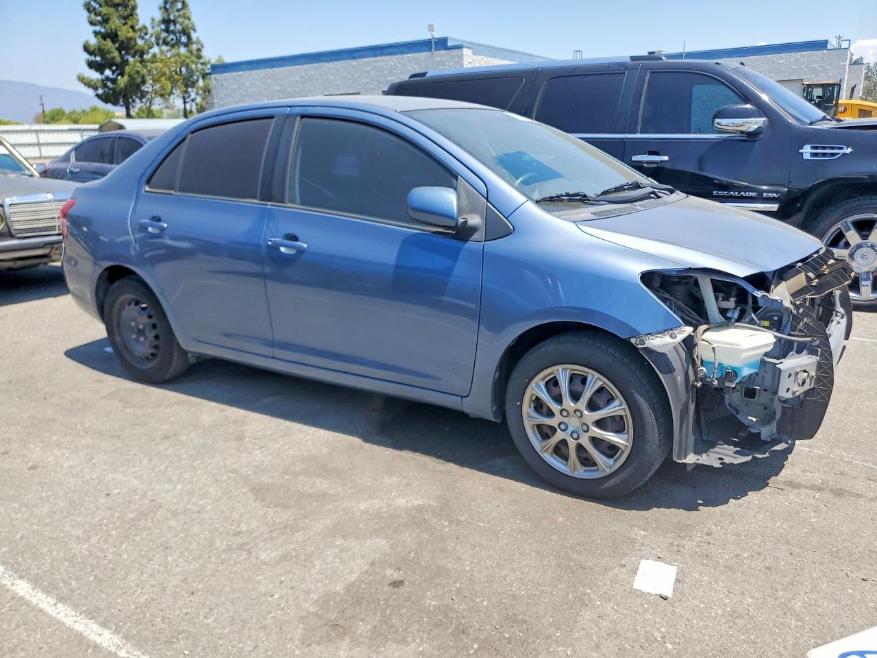 2010 Toyota Yaris Base Синий vin: JTDBT4K37A4069910