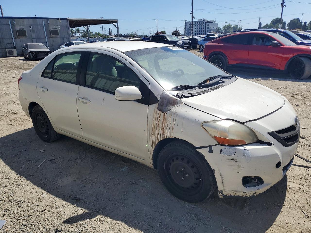 2010 Toyota Yaris Base White vin: JTDBT4K38A4066658