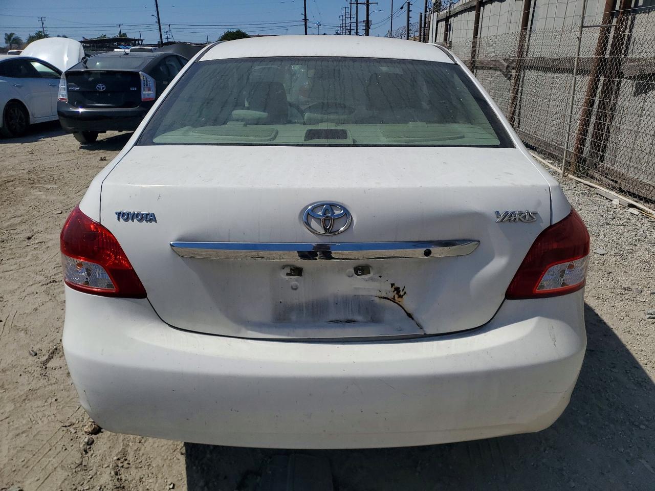2010 Toyota Yaris Base White vin: JTDBT4K38A4066658