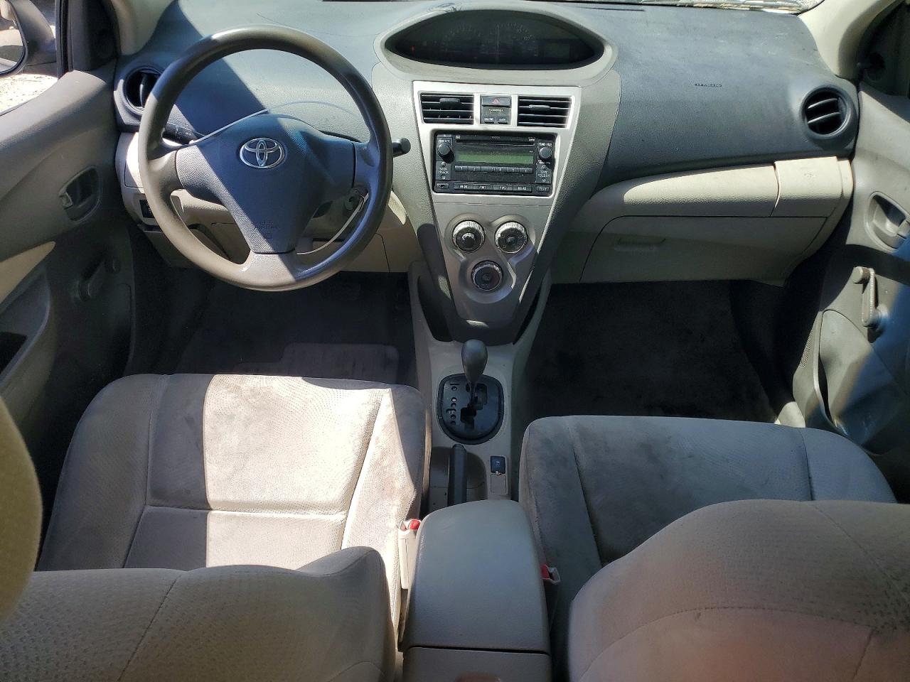 2010 Toyota Yaris Base White vin: JTDBT4K38A4066658