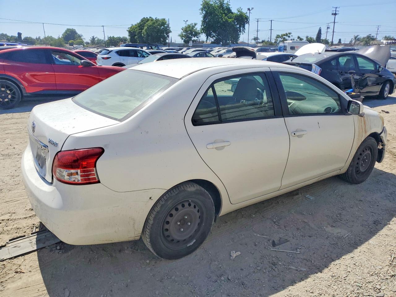 2010 Toyota Yaris Base White vin: JTDBT4K38A4066658