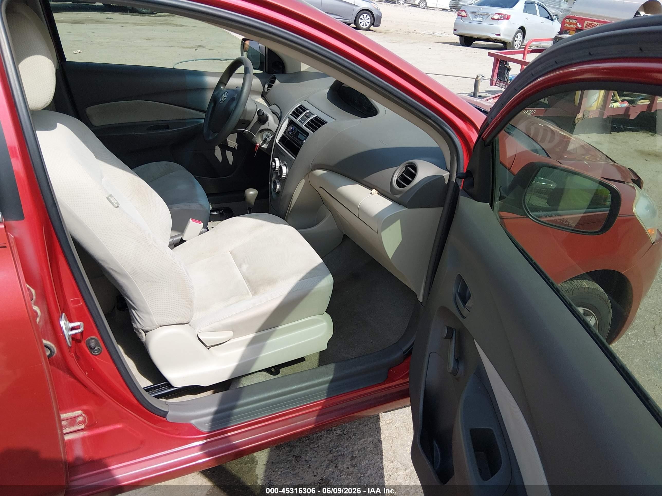 2010 Toyota Yaris Red vin: JTDBT4K38A4071276