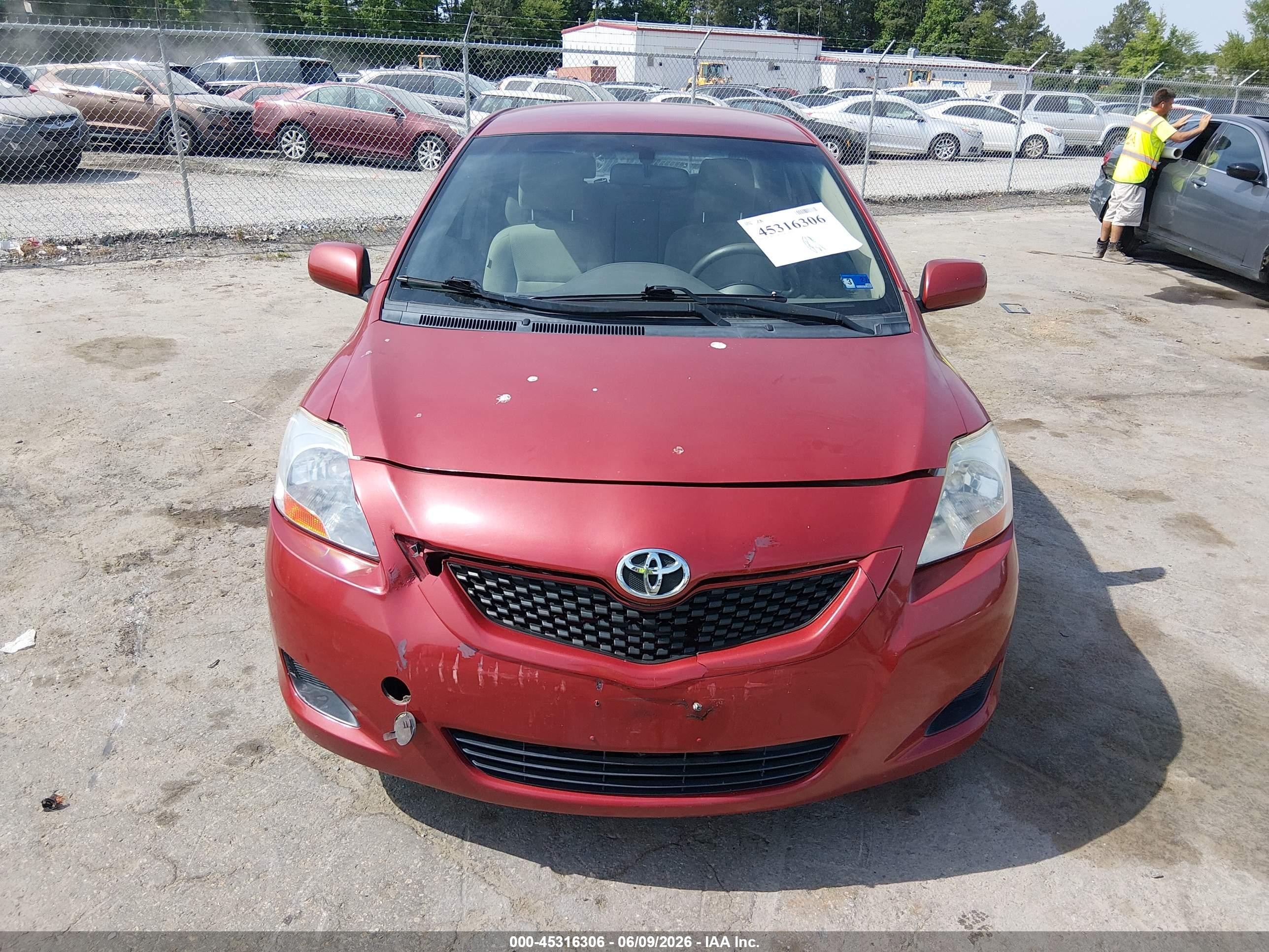 2010 Toyota Yaris Red vin: JTDBT4K38A4071276