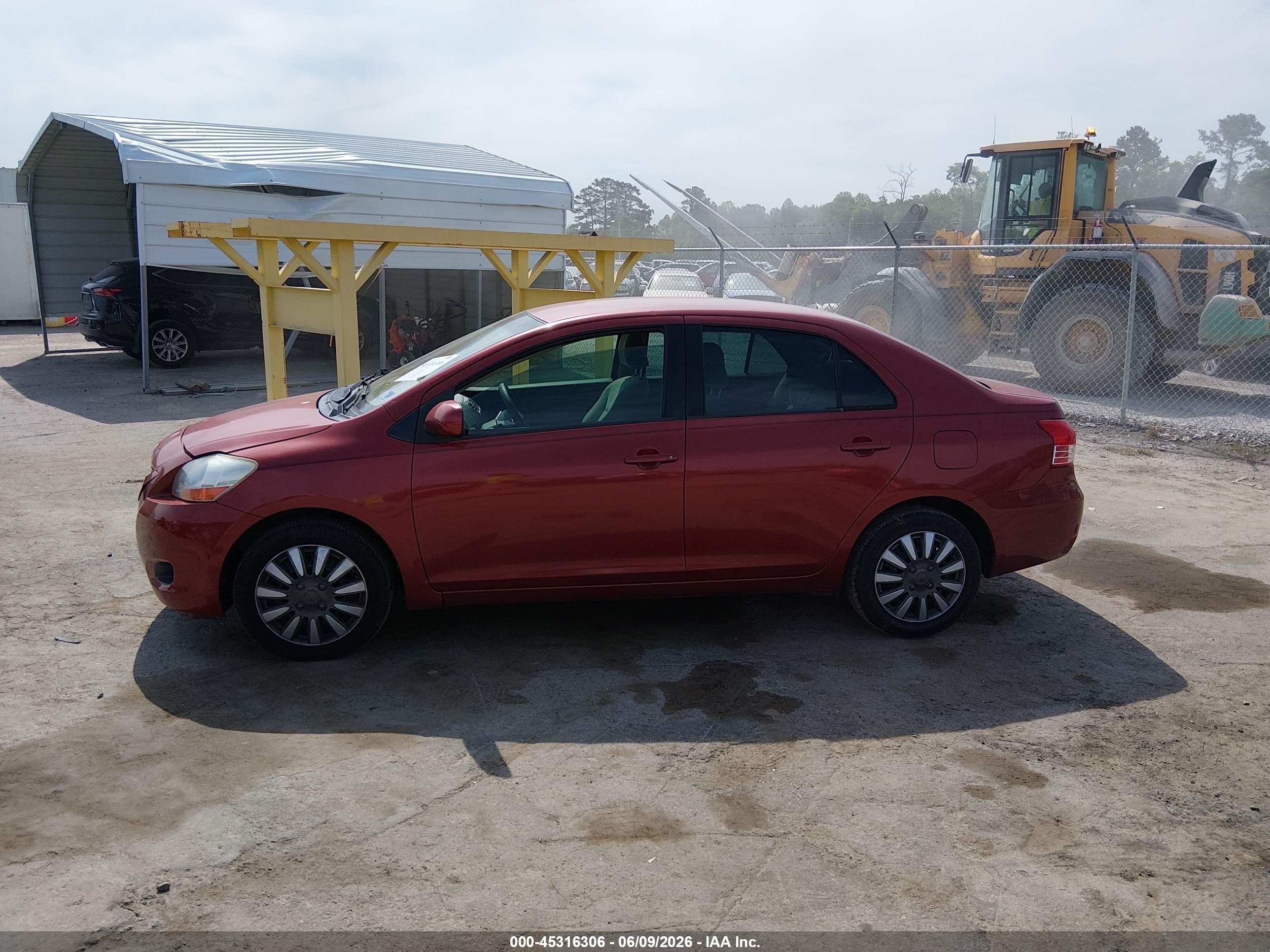 2010 Toyota Yaris Red vin: JTDBT4K38A4071276