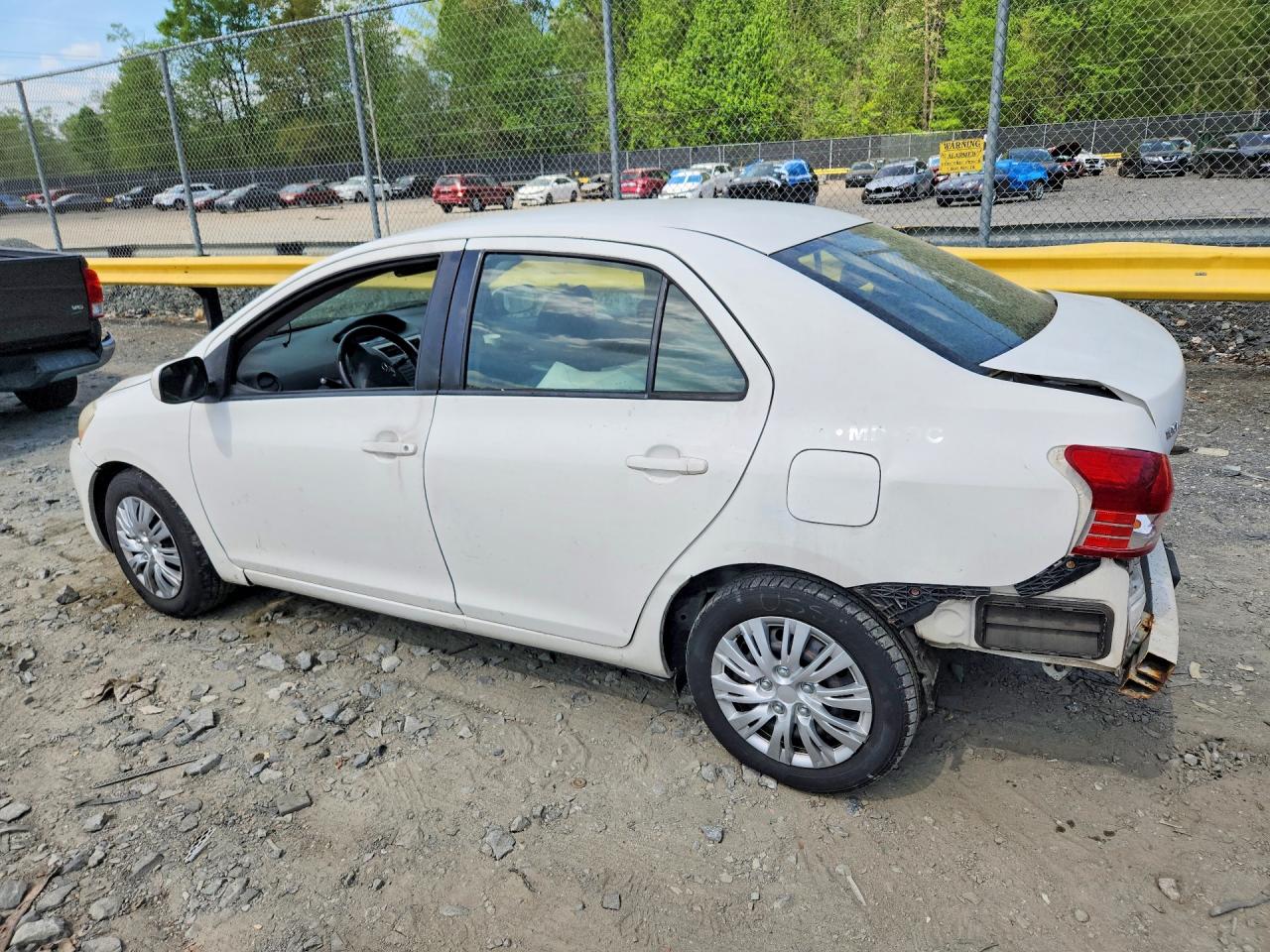 2010 Toyota Yaris Base White vin: JTDBT4K38A4074145