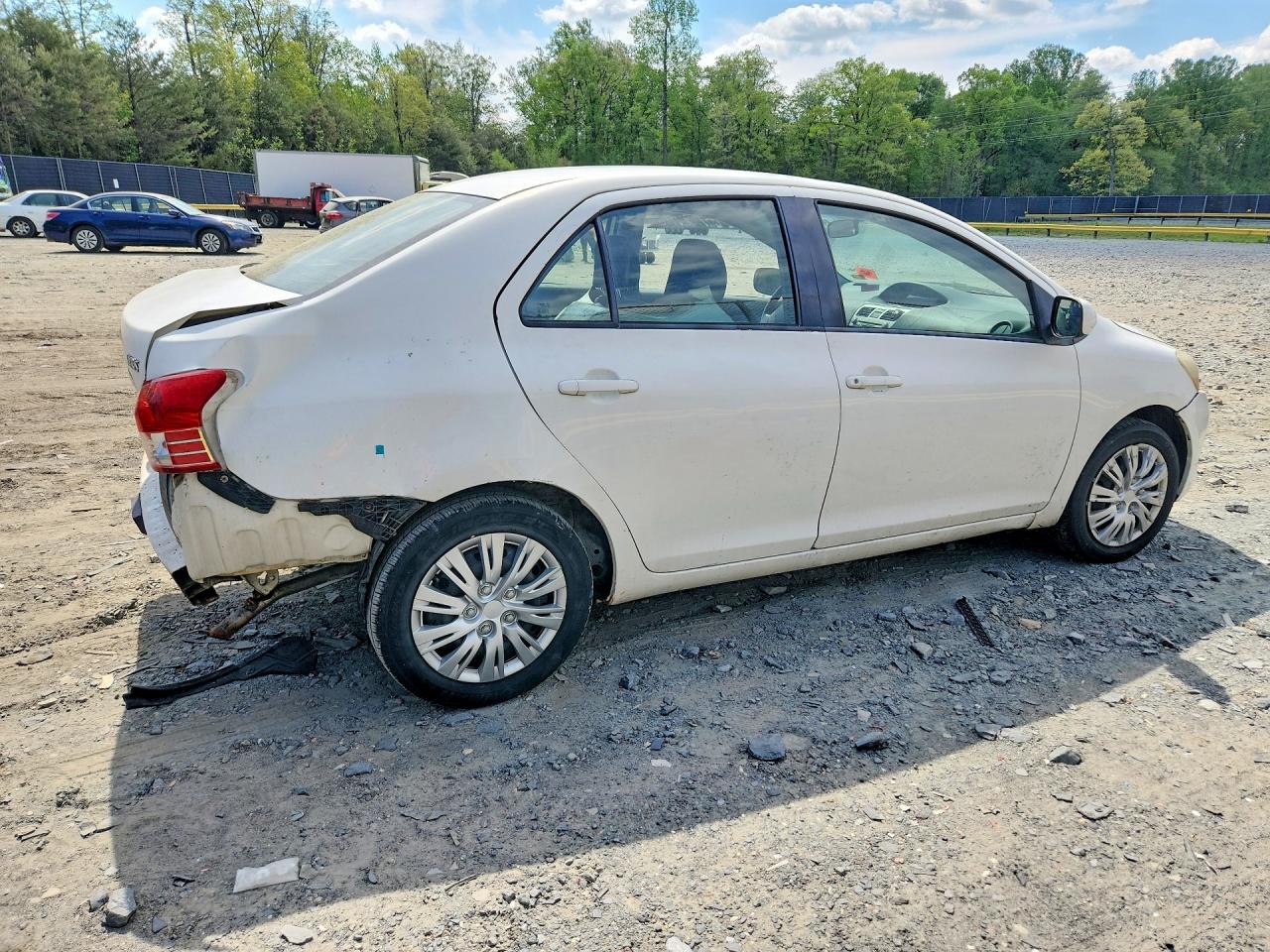 2010 Toyota Yaris Base White vin: JTDBT4K38A4074145