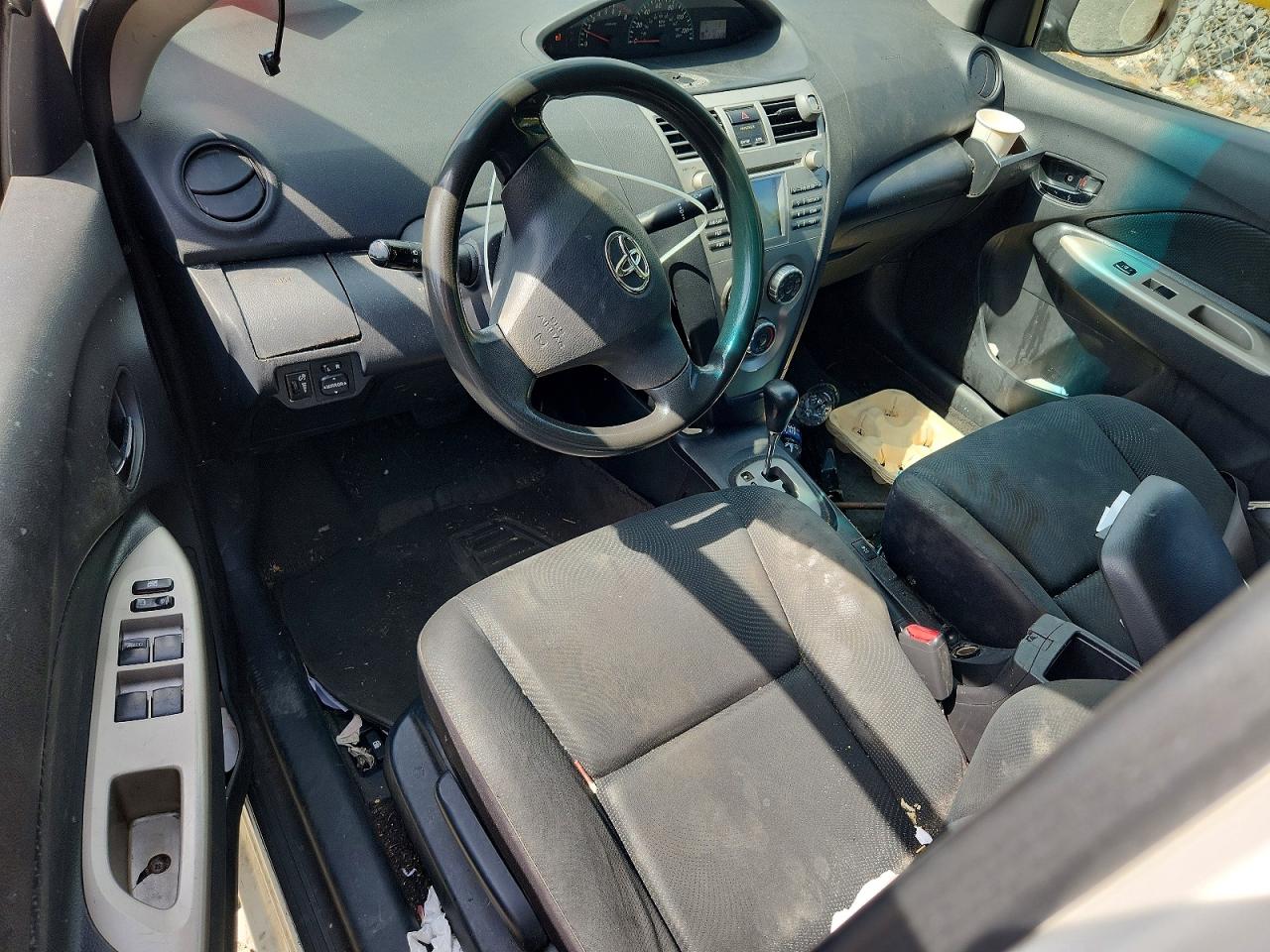 2010 Toyota Yaris Base White vin: JTDBT4K38A4074145